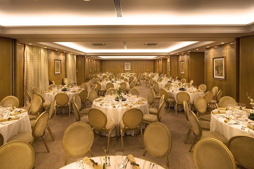 Salão preparado para jantar de gala