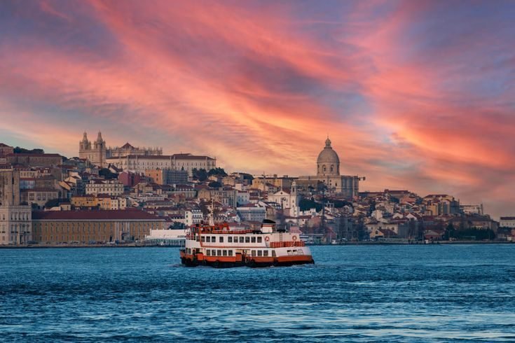 Rio Tejo e a colina de Lisboa ao pôr do sol